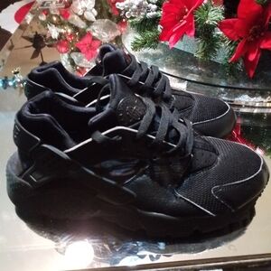 Black Huarache Athletic Sneakers